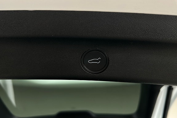 Tesla Model Y 14 of 26