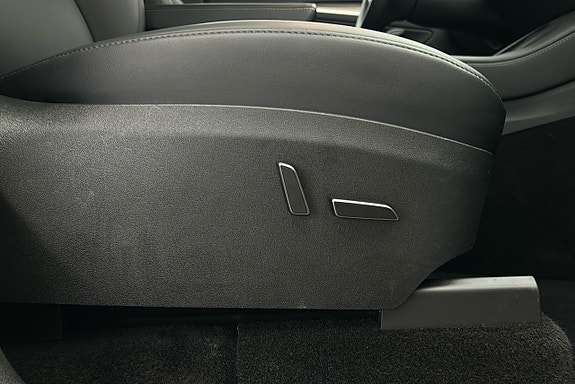 Tesla Model Y 17 of 26