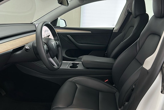 Tesla Model Y 9 of 26