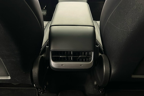 Tesla Model Y 23 of 26