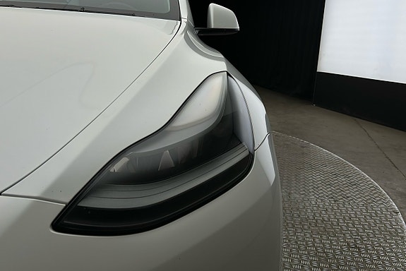 Tesla Model Y 10 of 26