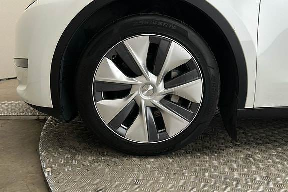 Tesla Model Y 11 of 26