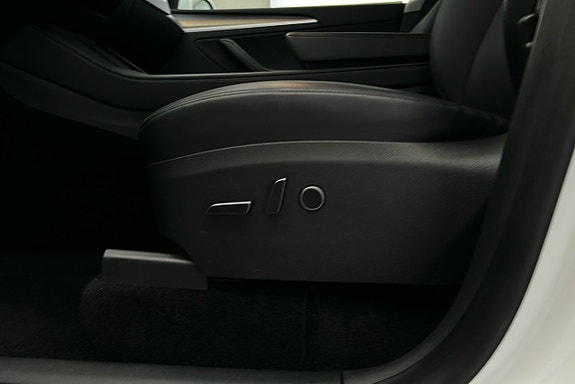 Tesla Model Y 16 of 26