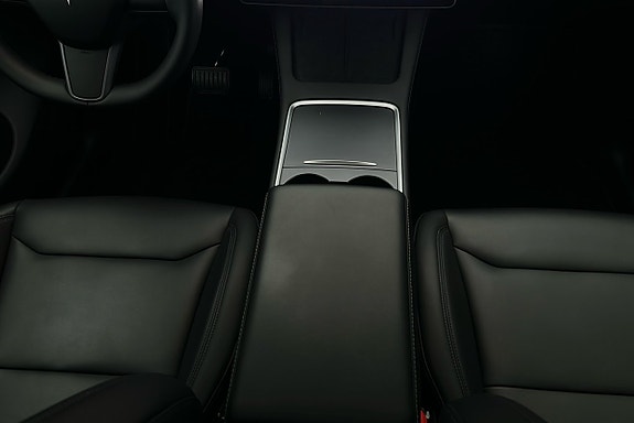 Tesla Model Y 8 of 26