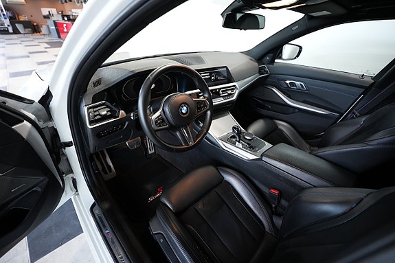 BMW 330i 8 of 18
