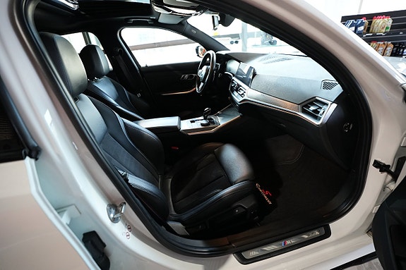BMW 330i 11 of 18