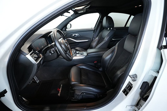 BMW 330i 9 of 18