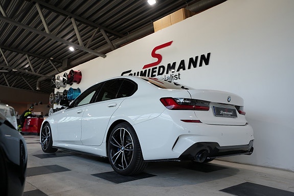 BMW 330i 3 of 18