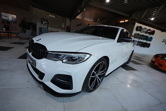 BMW 330i 13 of 18