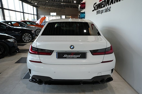 BMW 330i 4 of 18