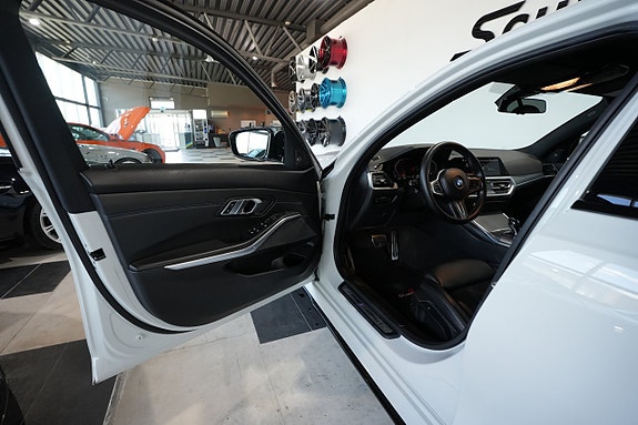 BMW 330i 7 of 18