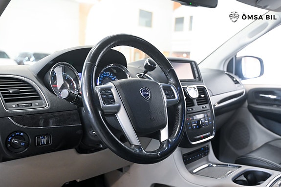 Lancia Voyager 11 of 16