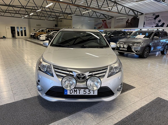 Toyota Avensis 2 of 12
