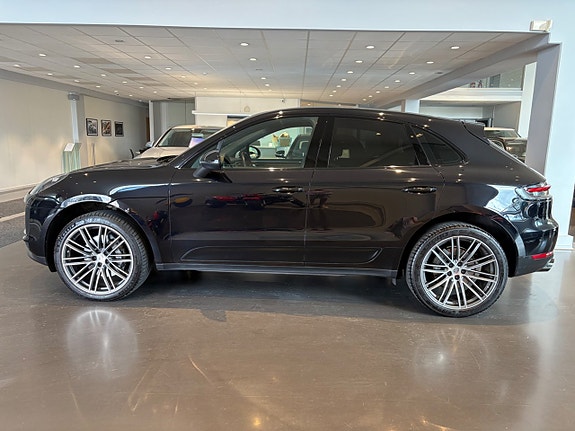 Porsche Macan S 2 of 16