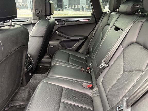Porsche Macan S 7 of 16