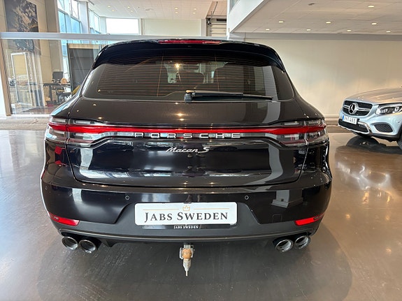 Porsche Macan S 4 of 16