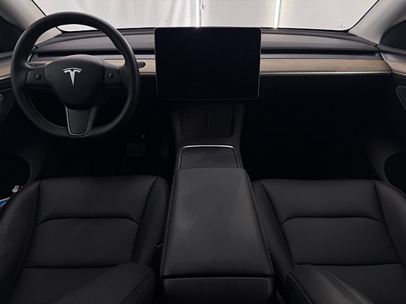 Tesla Model Y 18 of 21