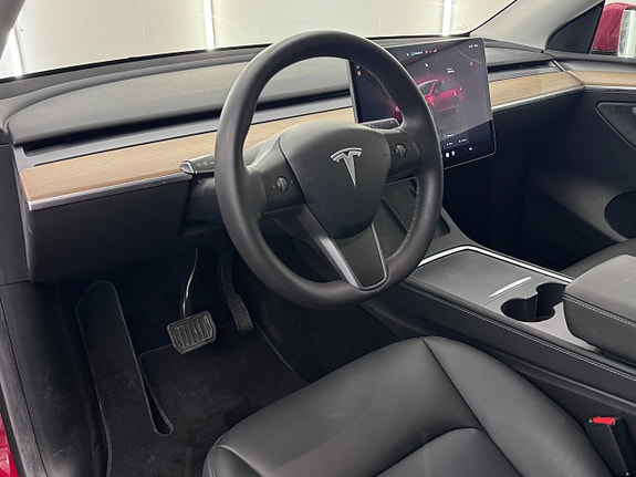 Tesla Model Y 8 of 21