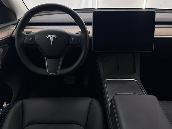 Tesla Model Y 19 of 21
