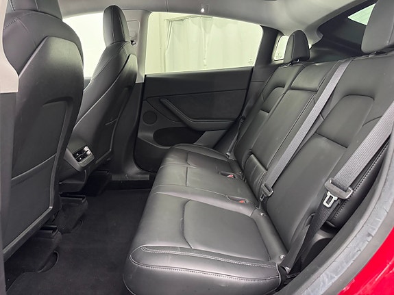 Tesla Model Y 10 of 21