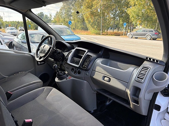 Opel Vivaro 16 of 25