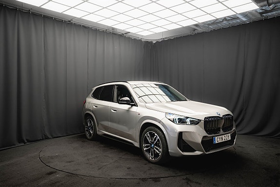 BMW iX1 5 of 23