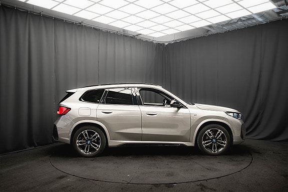 BMW iX1 6 of 23