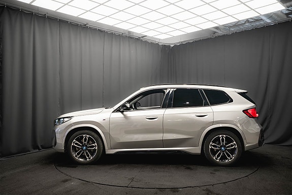 BMW iX1 10 of 23
