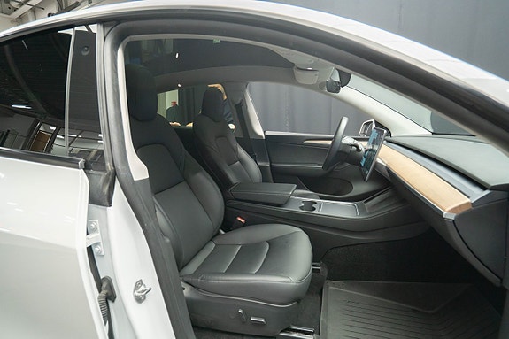 Tesla Model Y 17 of 22