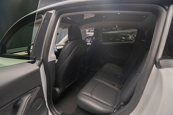Tesla Model Y 18 of 22