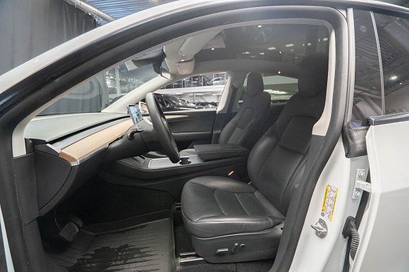 Tesla Model Y 16 of 22