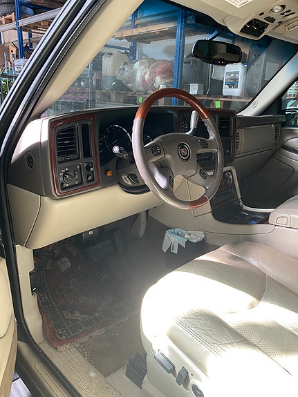 Cadillac Escalade 3 of 7