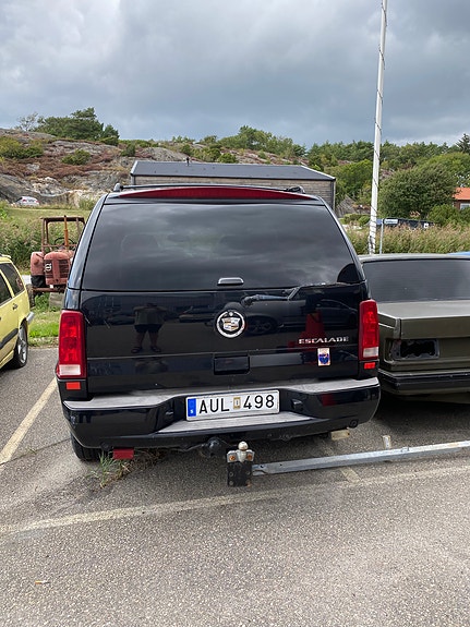 Cadillac Escalade 2 of 7