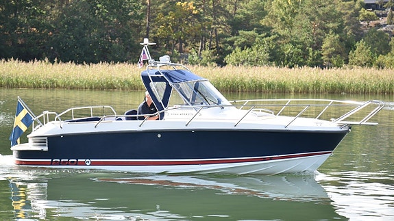 Nimbus 250 R -2003. Volvo Penta 5,7 GXI 320 HK -2003. Mycket 16 of 24