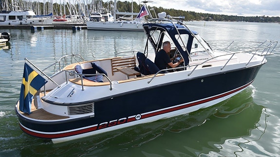 Nimbus 250 R -2003. Volvo Penta 5,7 GXI 320 HK -2003. Mycket 13 of 24