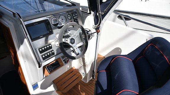 Nimbus 250 R -2003. Volvo Penta 5,7 GXI 320 HK -2003. Mycket 11 of 24