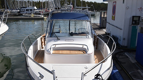Nimbus 250 R -2003. Volvo Penta 5,7 GXI 320 HK -2003. Mycket 6 of 24