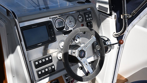 Nimbus 250 R -2003. Volvo Penta 5,7 GXI 320 HK -2003. Mycket 12 of 24