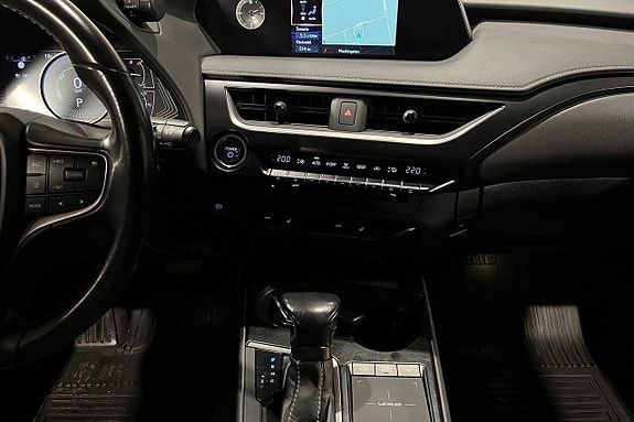 Lexus UX250h 12 of 17