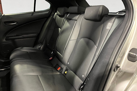 Lexus UX250h 14 of 17