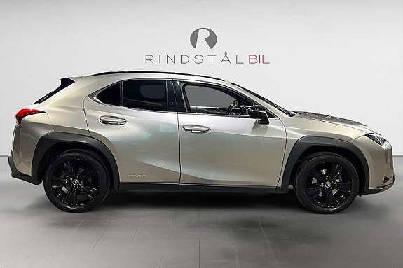 Lexus UX250h 8 of 17