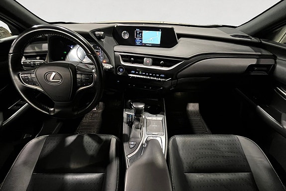 Lexus UX250h 11 of 17