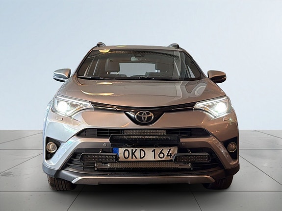 Toyota RAV4 2 of 18