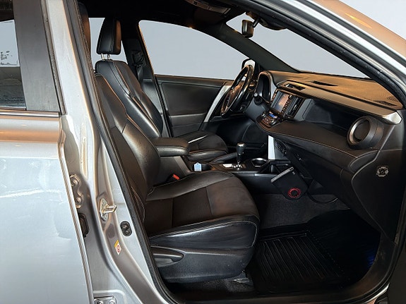 Toyota RAV4 10 of 18