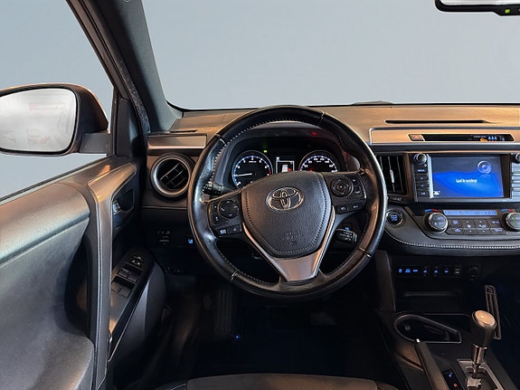 Toyota RAV4 9 of 18
