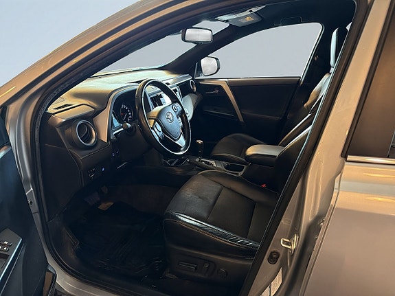 Toyota RAV4 7 of 18