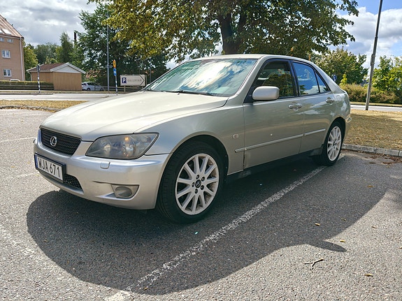 Lexus IS200 2 of 5