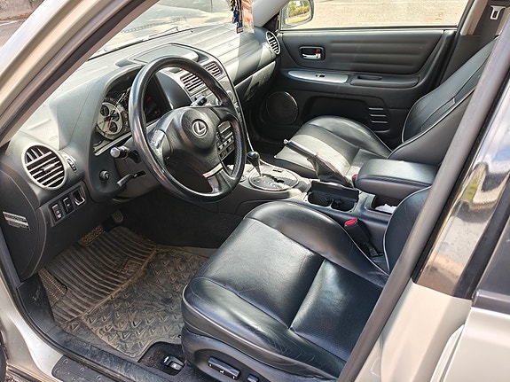 Lexus IS200 5 of 5