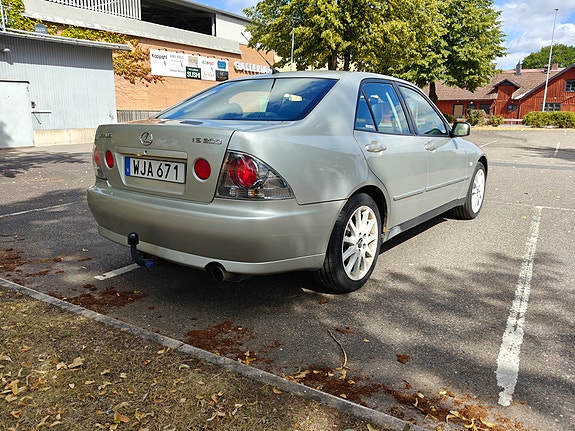 Lexus IS200 4 of 5