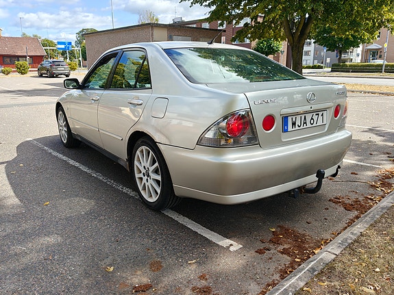 Lexus IS200 3 of 5